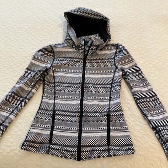 Super cute and comfy Lorna Jane hoodie with front zip and thumb holes. - Picture 10 of 15